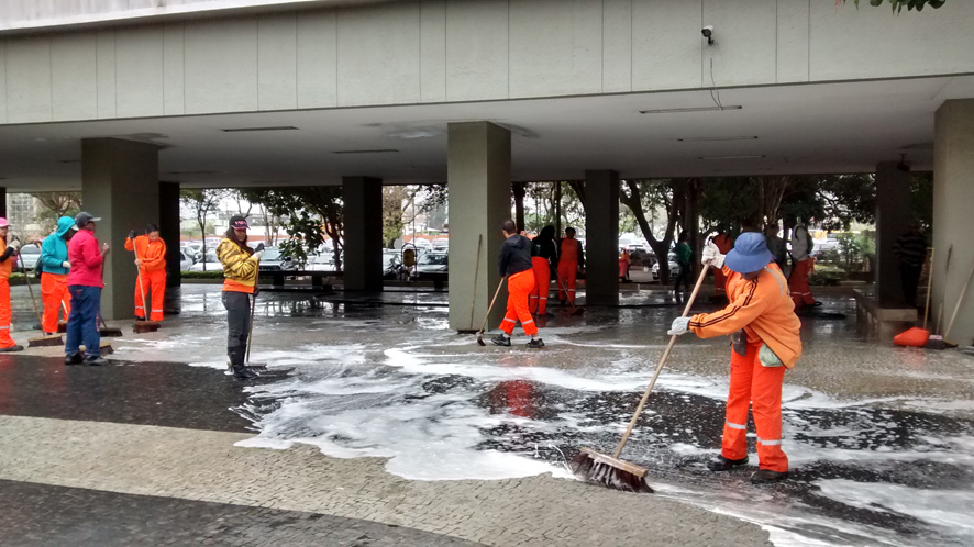 Portal de Notcias PJF | Demlurb promove limpeza e lavao no Conjunto Arquitetnico Tancredo Neves | DEMLURB - 28/8/2014